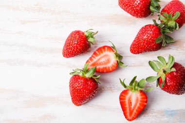 Beyaz masa üzerinde olgunlaşmış taze çilek. Meyve yakın çekim