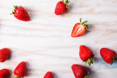 Beyaz masa üzerinde olgunlaşmış taze çilek. Meyve yakın çekim