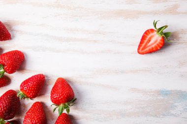 Beyaz masa üzerinde olgunlaşmış taze çilek. Meyve yakın çekim