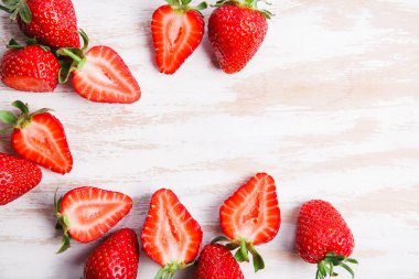 Beyaz masa üzerinde olgunlaşmış taze çilek. Meyve yakın çekim