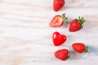 Beyaz masa üzerinde olgunlaşmış taze çilek. Meyve yakın çekim