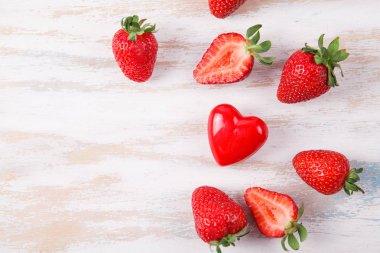 Beyaz masa üzerinde olgunlaşmış taze çilek. Meyve yakın çekim