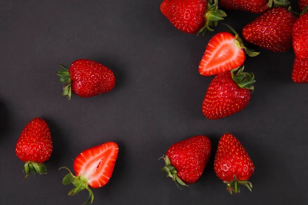 Fresa Fresca Madura Sobre Fondo Negro Frutas Cerca — Foto de Stock