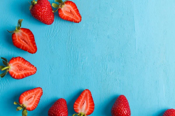 Fresa Fresca Madura Sobre Fondo Azul Frutas Cerca — Foto de Stock