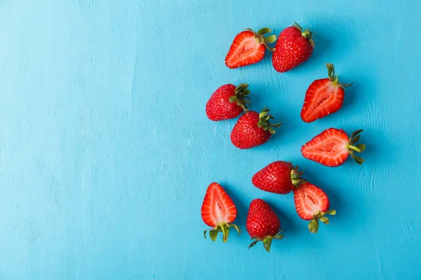 Fresa Fresca Madura Sobre Fondo Azul Frutas Cerca — Foto de Stock