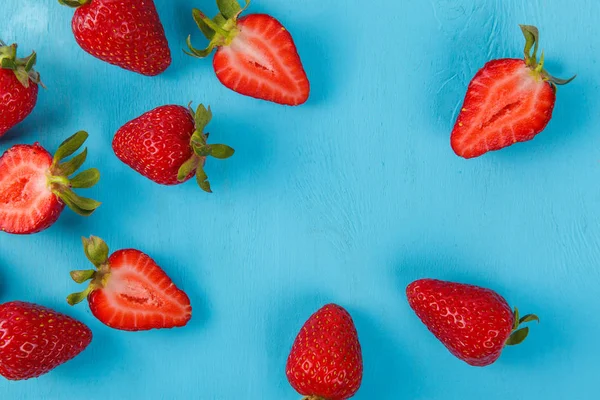 Fresa Fresca Madura Sobre Fondo Azul Frutas Cerca — Foto de Stock