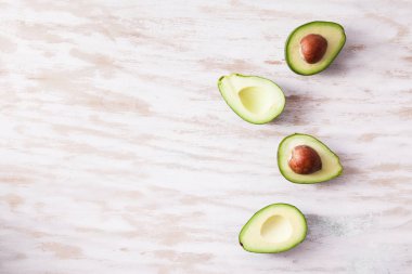 Ahşap masa üzerinde yeşil taze olgun avokado. Gıda katkı maddeleri