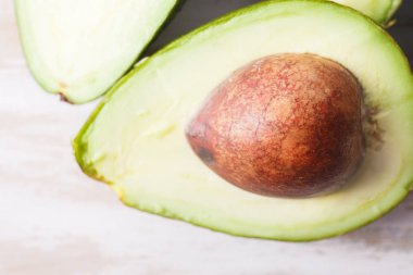 Ahşap masa üzerinde yeşil taze olgun avokado. Gıda katkı maddeleri