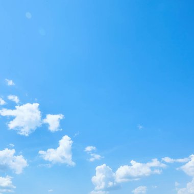 Beyaz bulutlu mavi gökyüzü. Doğa arkaplanı