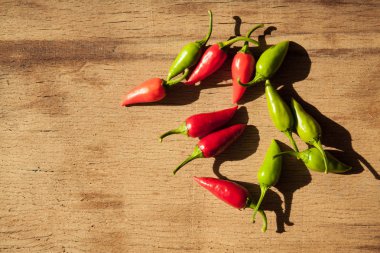 Ahşap masa üzerinde küçük biber. Gıda katkı maddeleri