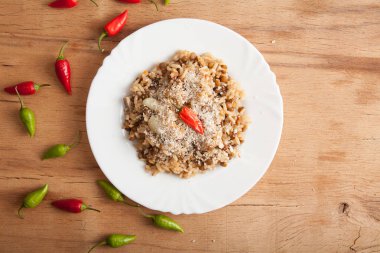 mercimek ve pirinç çanağı ahşap masanın üzerinde Kapat