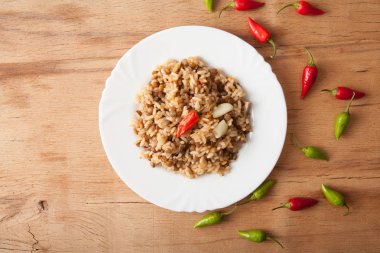 mercimek ve pirinç çanağı ahşap masanın üzerinde Kapat