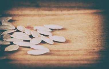 Ahşap masa üzerinde kuru kabak çekirdeği. Sağlık Gıda