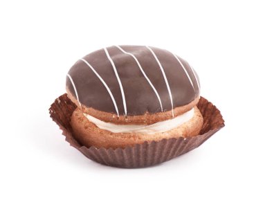 Sır ile beyaz arka plan üzerinde izole çikolatalı kek