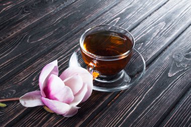 siyah çay Kupası ahşap masa üzerinde