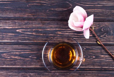 siyah çay Kupası ahşap masa üzerinde