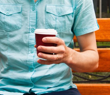 Kahve fincanı elinde kağıt. Holding adam