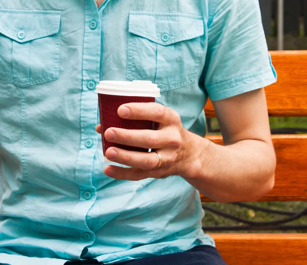 Kahve fincanı elinde kağıt. Holding adam