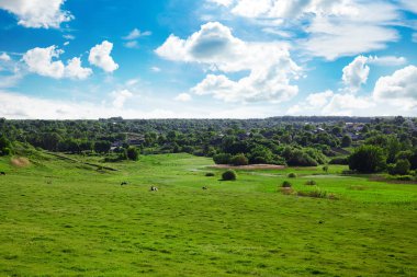 Güzel manzara mavi gökyüzü ile. Doğa arka plan