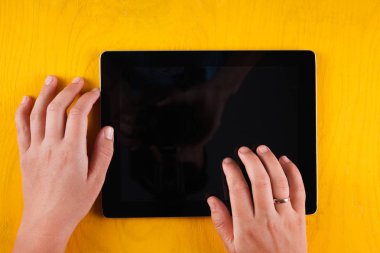 Bilgisayar tablet el ile. Üstten görünüm. Metin için yer