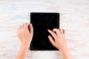 Bilgisayar tablet el ile. Üstten görünüm. Metin için yer