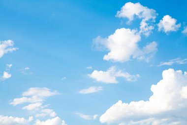 Beyaz bulutlu mavi gökyüzü. Doğa arka planı