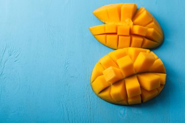 Ahşap masa üzerinde taze turuncu mango. Sağlık organik gıda