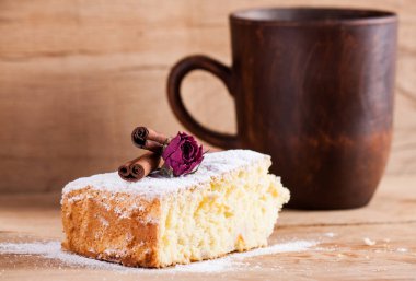 Bisküvi kek ve kahve fincanı ahşap masa üzerinde. Gıda arka plan