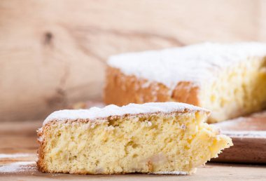 Bisküvi kek ve kahve fincanı ahşap masa üzerinde. Gıda arka plan