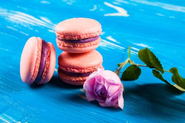 Renk macaroons ahşap masanın üzerine kapatın. Gıda katkı maddeleri. Fransız tatlı