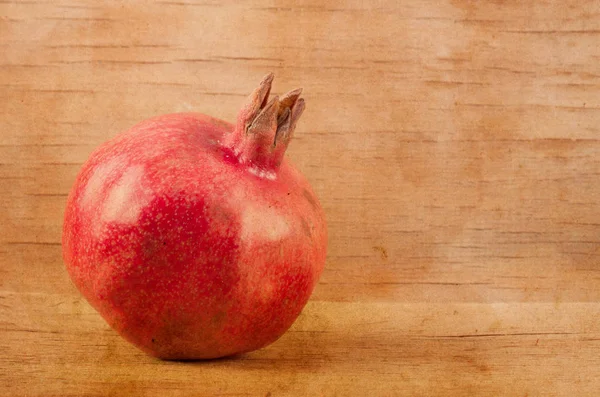 Ahşap masa üzerinde taze nar. Gıda katkı maddeleri