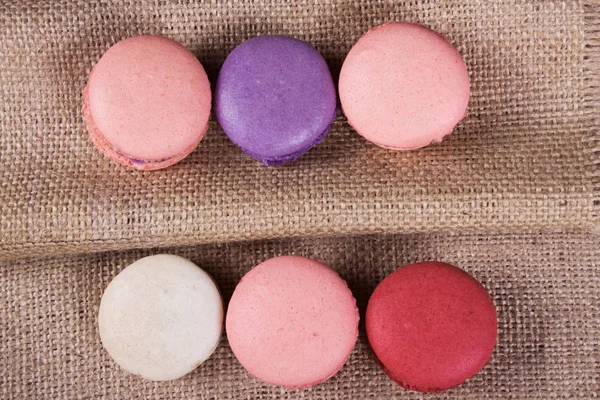 Renk macaroons ahşap masanın üzerine kapatın. Gıda katkı maddeleri. Fransız tatlı