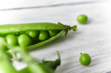 Taze yeşil bezelye ahşap masanın üzerine kapatın. Gıda katkı maddeleri. Üstten görünüm