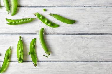 Taze yeşil bezelye ahşap masanın üzerine kapatın. Gıda katkı maddeleri. Üstten görünüm