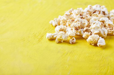 Kağıt bardak renkli arka plan üzerinde patlamış mısır ile. Fast food. Sinema kavramı. Üstten görünüm.