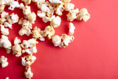 Kağıt bardak renkli arka plan üzerinde patlamış mısır ile. Fast food. Sinema kavramı. Üstten görünüm.