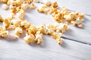 Kağıt bardak renkli arka plan üzerinde patlamış mısır ile. Fast food. Sinema kavramı. Üstten görünüm.