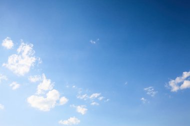 Beyaz bulutlu mavi gökyüzü. Doğa arkaplanı.