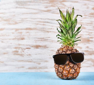 Gözlüklü olgun taze ananas. Seyahat kavramı