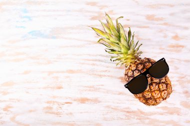Gözlüklü olgun taze ananas. Seyahat kavramı