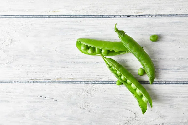 Guisante Verde Fresco Cerca Escritorio Madera Ingredientes Vista Superior — Foto de Stock