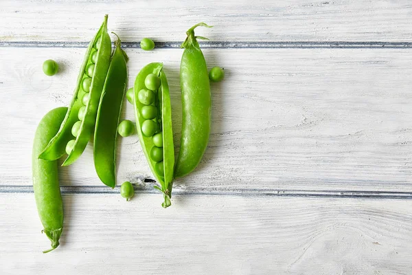 Guisante Verde Fresco Cerca Escritorio Madera Ingredientes Vista Superior — Foto de Stock