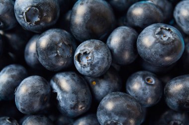 Mavi berry ahşap masanın üzerine kapatın. Gıda katkı maddeleri. Taze meyve