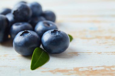 Mavi berry ahşap masanın üzerine kapatın. Gıda katkı maddeleri. Taze meyve