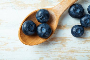 Mavi berry ahşap masanın üzerine kapatın. Gıda katkı maddeleri. Taze meyve
