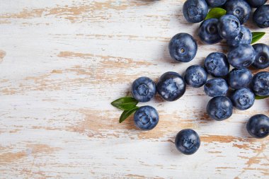 Mavi berry ahşap masanın üzerine kapatın. Gıda katkı maddeleri. Taze meyve