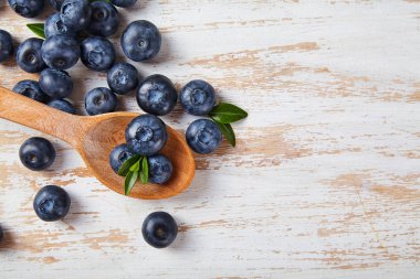 Mavi berry ahşap masanın üzerine kapatın. Gıda katkı maddeleri. Taze meyve