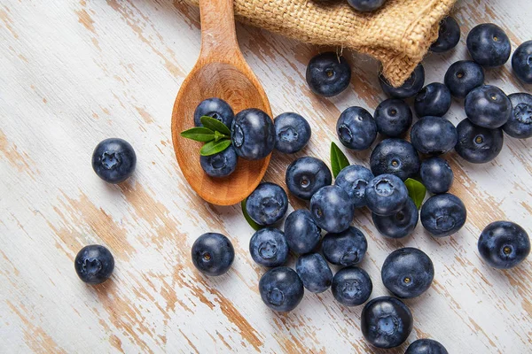 Mavi berry ahşap masanın üzerine kapatın. Gıda katkı maddeleri. Taze meyve