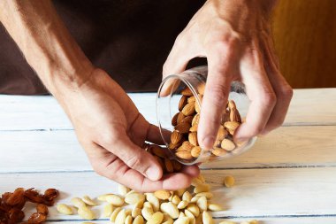 soyulmuş badem masanın üzerinde el ile. badem yemek