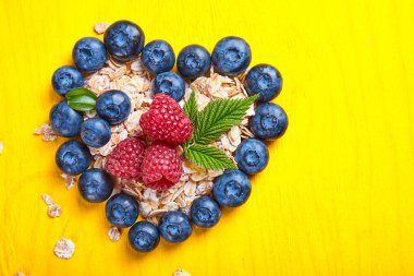 ahududu ve yaban mersini ile yulaf lapası. Sağlık kahvaltı. Taze meyve